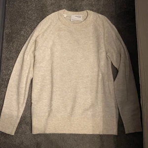 Selected homme tröja  - Hej, säljer min knappt använda tröja från selected homme, det är en bomulls tröja som passar bra till dom kallare dagarna. Skicket är 10/10 som ny.