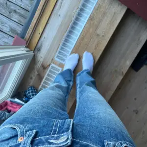 Säljer mina supersnygga och endast testade weekday arrow jeans då de tyvärr var lite för små för mig som är 180+😞 Så snygga med vit stitching som får de att poppa!👌🏻💕🙏🏻
