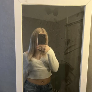 Stickad kroppad tröja - Superfin men lite kort i armarna. Tar tyvärr ej returer. Köparen står för frakt, står inte för postens slarv. Priset går att diskutera.