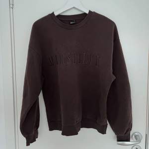 Str S. Brun sweatshirt med tryck. 