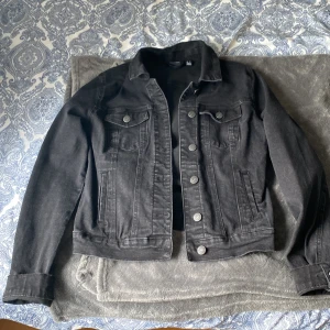 Vår och höst jacka - En svart jeans jacka använd fåtal gånger, den e iprincip som ny. Pris kan diskuteras vid direkt köp💕