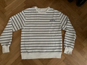 Zara tröja tjocktröja vit blå randig stl 152 / 158 - Jättefin och sparsamt använd tröja från Zara i stl 152. Cremevit med blå ränder. Bomull.