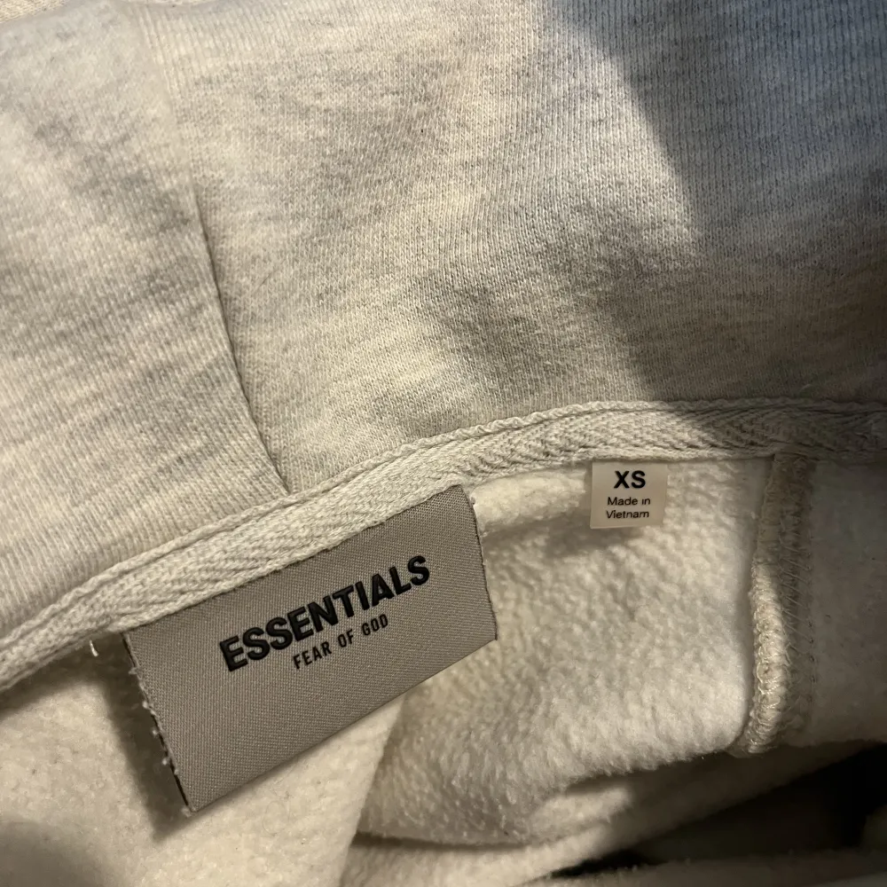 fear of god essentials hoodie i färgen oatmeal, väldigt sparsamt använd, nypris mellan 1600-2000kr ✨ pris kan absolut diskuteras🥰. Hoodies.