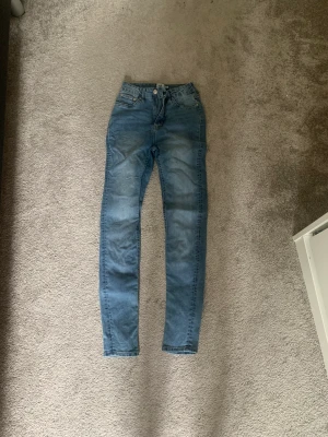 Skinny jeans - Jätte fina blåa högmidjade skinny jeans, säljer då jag ej använder, aldrig använd strl s