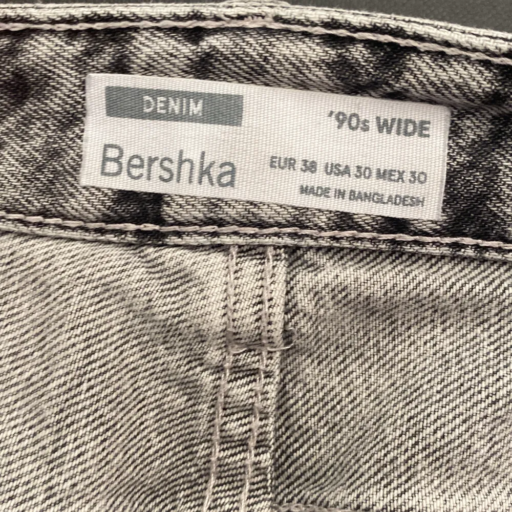 Säljer dessa jeans från Bershka i modellen 90’s wide. Gråa med en nice wash. Ändå defekten är att läderlappen är trasig men det är inget man tänker på. Köparen står för frakten🙌. Jeans & Byxor.