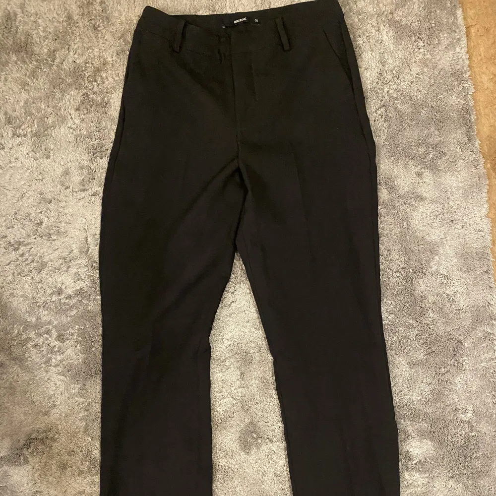 Svarta kostymbyxor ifrån Bikbok i storlek 38. Säljes då dem är för små för mig. Knappt använda därav är dem i nyskick . Jeans & Byxor.