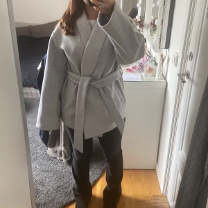 Kappa - Säljer denna super fina kappan från Vila eftersom jag aldrig använt den🫶🏼 jag köpte den för 600kr storlek 34