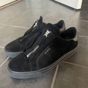 Arigato skor - Tjena! Säljer mina arigato skor då jag inte vill ha dom längre. Hyfsat nya och fortfarande fräscha. Låda och allt följer med. Nypris: 2500kr mitt pris: 1500kr