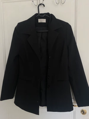 Kavaj - Jättefin svart kavaj knappt aldrig använd