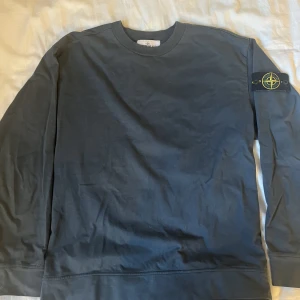 Stone Island tröja - Blå/Grön stone island tröja Storlek M.  Skriv privat för frågor.