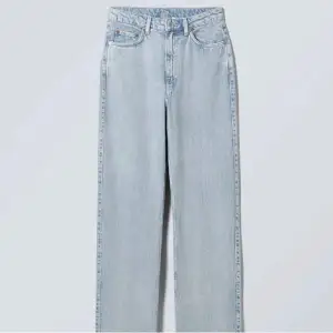 Perfekta jeans nu till höst och vinter💞 Från weekday Perfekt skick!!! Bra längd på mig som är 170