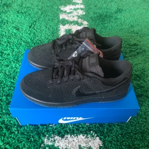 Undefeated x Nike dunk low SP 5 on it black/dunk vs AF1 - Size US 9,5 = EU 43. Condition brand new with tags. All original + receipt. Please send a message before buying.