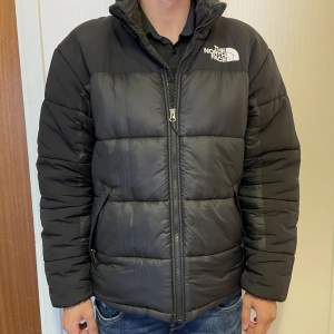 Himalayan Insulated Jacket Köpt 2022, använd en vinter. Inga defekter, modellen är 183 cm och har storlek M. Pris kan diskuteras.  