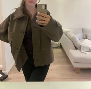 BRUN KAPPAHL KAPPA🤎 - Är i jätte bra skick, endast använd i våras🤎Sitter perfekt på mig som har S i vanliga fall. Nypris 900!