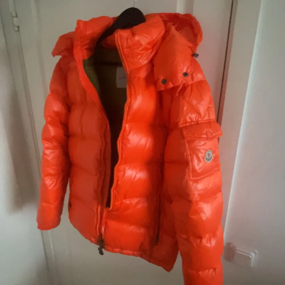 Moncler maya orange använd cirka 5 gånger . Jackor.