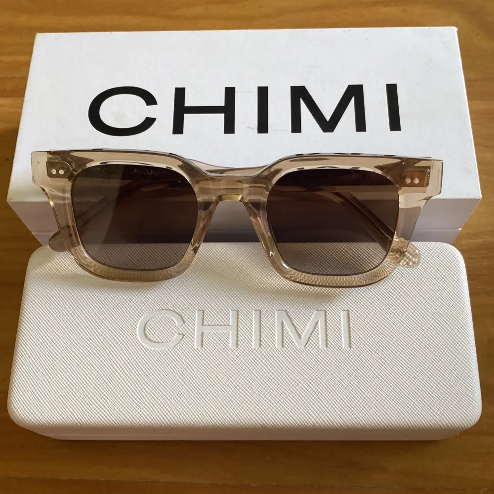 Helt nya CHIMI solglasögon (beiga) Ecru 04. Köptes för 1250:- i butik. Säljes nu för 700:-. Ej prutbart. . Övrigt.