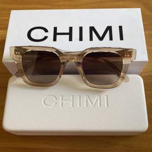 Helt nya CHIMI solglasögon (beiga) Ecru 04. Köptes för 1250:- i butik. Säljes nu för 700:-. Ej prutbart. 