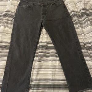 Gant Byxor/Jeans - Byxorna är i bra skicka. Gjorda som 36/34 men har klippt dom så dom är aningen kortare. Skulle kunna användas i många olika stilar