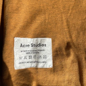 Acne T-shirt - Grym tisha av Acne  För dam men har använts utmärkt ändå 