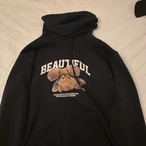 Hoddie - Säljer denna jättesnygga hoddien, använd några gånger men inga fläckar eller så, skriv för fler bilder!💕