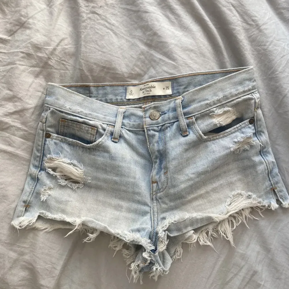 Jättesnygga lågmidjade shorts i storlek 25W🩷. Shorts.