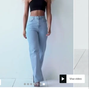 Högmidjade jeans - Högmidjade jeans med slits sitter extremt snyggt !
