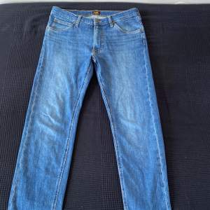Blå Lee jeans  Storlek:W31 L30 Skick: 8,5/10 Nypris: 1199 Pris: 289kr 