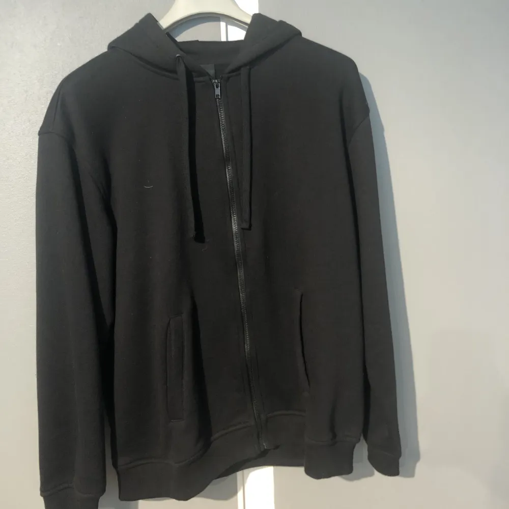 Säljer denna svarta zip hoodien från HM. sparsamt använd utan defekter. . Hoodies.