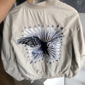 H&M jacka - Så cool jacka från Hm, passar mig som vanligtvis köper stl M i jackor.