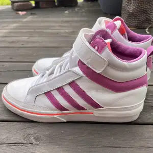 Sneakers från Adidas i vit och lila. Knappt använda.