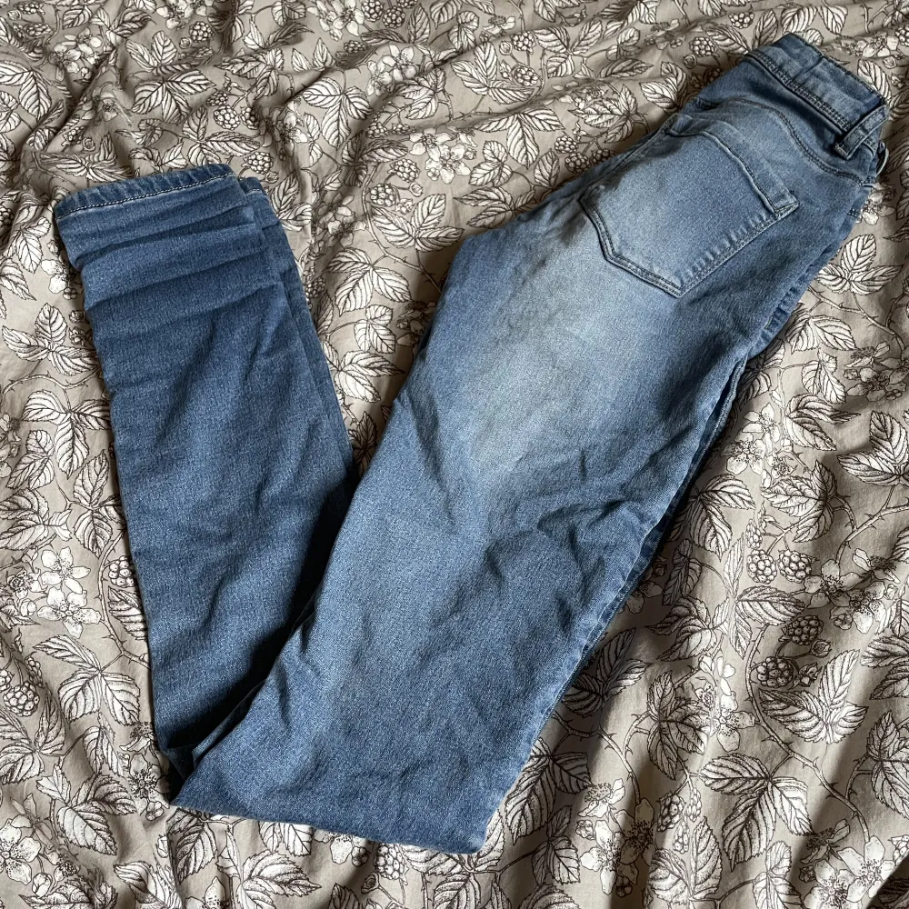 Ett par blåa lågmidjade jeans från vero moda i storlek 34/xs💙 Väldigt mjuk och skönt material!. Jeans & Byxor.