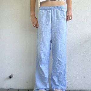 Ljusblå loungewear/ pyjamasbyxor  - Såå fina och sköna loungewear byxor från Neo Noir som även kan användas som pyjamasbyxor! Inköpta för ca 600kr och sparsamt använda! Ganska långa, jag är 179 som referens! 💗💗