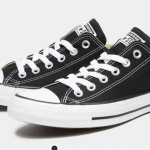 Converse skor - (LÅNAD BILD)  Svin snygga converse skor  70kr + frakt Storlek 37,5 Kontakta mig för egna bilder eller frågor❤️