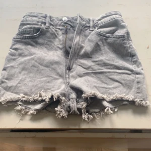Grå shorts - Säljer dessa grå jeans shorts eftersom dem är för små. Knappt använda.