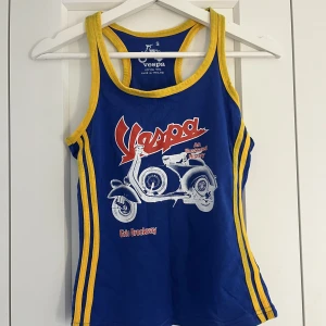 Linne  - Linne med vespa tryck. Linnet har blivit missfärgat på det gula.  Vid frågor är det bara att höra av sig!💕