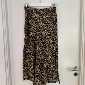 Glansig kjol - Glansig kjol från Zara, storlek s.