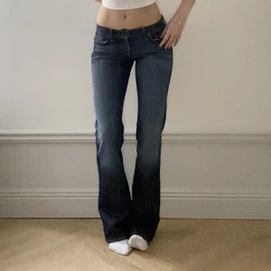 Lågmidjade Jeans - Superfina lågmidjade jeans. Midjemått: 75 cm. Innerbenslängden: 85 cm. 