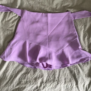 Zara kjol - Urgullig minikjol från zara med inbyggda shorts och band man kan knyta lite hur man vill. Köpt hör på plick men inte fått användning för så säljer därför vidare. 
