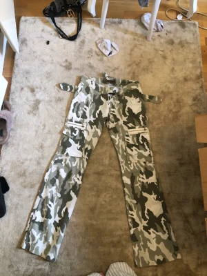 Bootcut camobyxor🥰 - Skiiitsnygga men försmå camobyxor dom har så fin passform och när jag haft dom har jag alltid fått komplimanger🥰