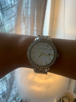 Michael kors klocka - Använd men i fint skick fått som present så vet inte om den är äkta därav säljer jag billigt