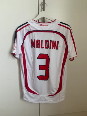 Milan tröja  - Milan tröja, skit snygg och passar, hör av fråga.