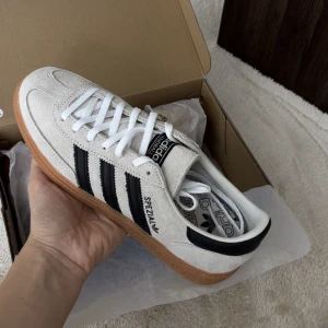 Adidas spezial  - Säljer helt nya adidas spezial i storlek 38 2/3. Kartongen tillkommer men prislappen är av, då jag trodde jag ville behålla de.