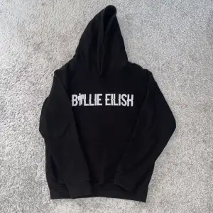 Säljer nu denna Billie Eilish hoodien i superbra skick! Den är köpt på en hemsida som heter JustHoods. Det står ingen storlek men skulle säga typ storlek xs. Pris går att diskuteras❤️