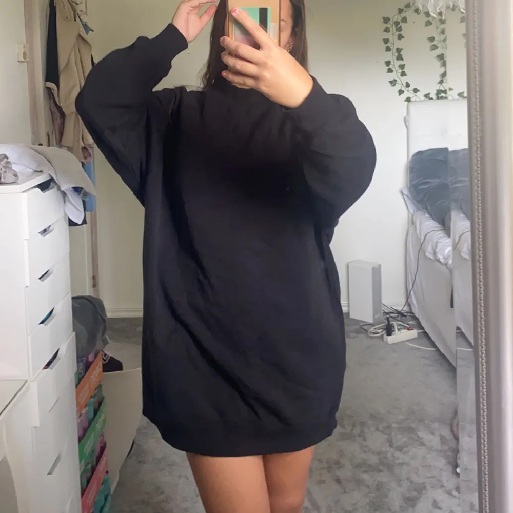 Lång sweatshirt från pull&bear🤍inte använd över huvudtaget, endast testad! . Hoodies.