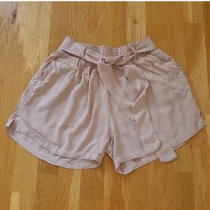 Shorts - Jättefina, luftiga shorts från Terranova i storlek S. Endast använda 1 gång. Säljer oxå svarta. Kan även fraktas med portokod för 15 kr, men köparen står för frakten ❤️