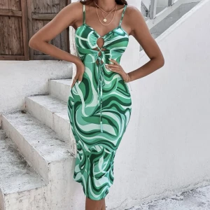 Klänning - Jätte fin klänning, använd 1 gång 