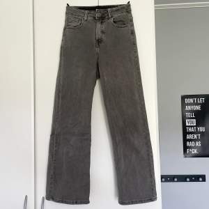 Ett par gråa raka jeans med brun underton, står storlek S/40. Har gått söder lite i två ”skärphållare” men det syns knappt. Säljer då de sällan används och inte passar längre. Har även bilder av baksidan ❤️