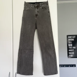 Jeans - Ett par gråa raka jeans med brun underton, står storlek S/40. Har gått söder lite i två ”skärphållare” men det syns knappt. Säljer då de sällan används och inte passar längre. Har även bilder av baksidan ❤️