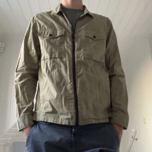 Overshirt ifrån East West  - Snygg tunn overshirt ifrån East West! Använd hyfsat många gånger men den är i bra skick. Original pris 500kr mitt pris 250kr. Storlek M.