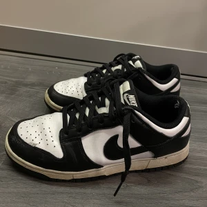 nike dunks - Panda dunks i ett okej skick🐼 strl 39. kom privat vid funderingar eller fler bilder🤍